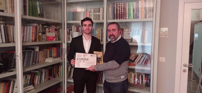 Juan Hernández Herrero, becario de RTVE en La Rioja, recibió de manos del vicepresidente de la Asociación de la Prensa de la Rioja, César Álvarez, el VI Premio de Prácticas