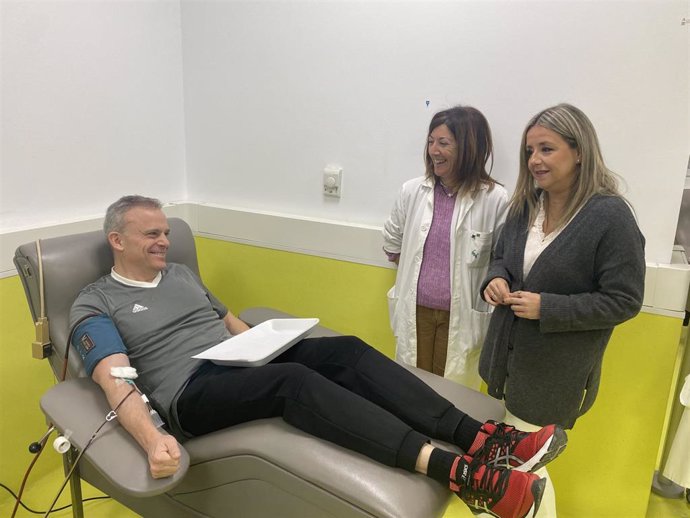 Elena González durante su vsita al Centro de Transfusión de Jaén junto a la directora del mismo, Monte Trujillo