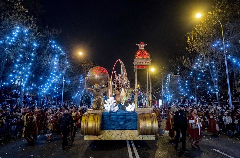 Archivo - El Rey Gaspar saluda a los niños durante la cabalgata, a 5 de enero de 2024, en Madrid (España).