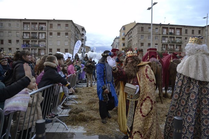 Archivo - Los Reyes Magos saludan a los niños y niñas