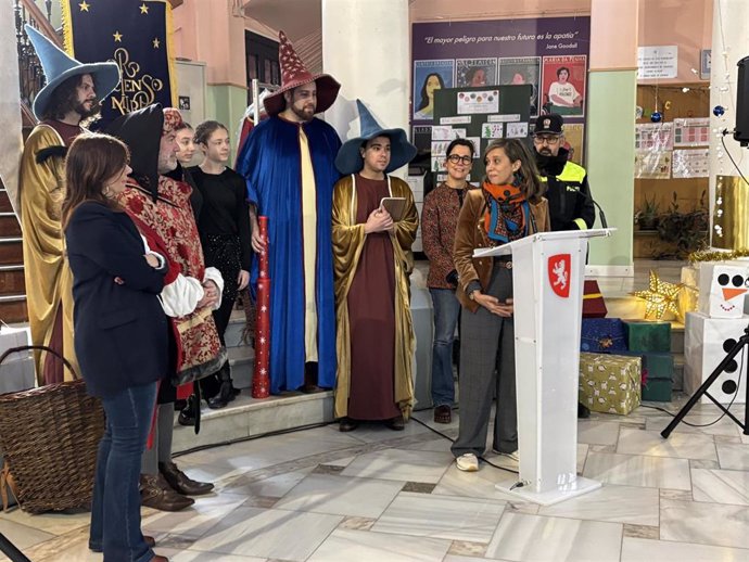 La consejera municipal de Políticas Sociales, Marian Orós, con el embajador de los Reyes Magos de Oriente y otros componentes de su séquito.