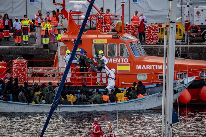 Un cayuco a su llegada al puerto de La Restinga, a 7 de diciembre de 2024, en El Hierro, Canarias (España).