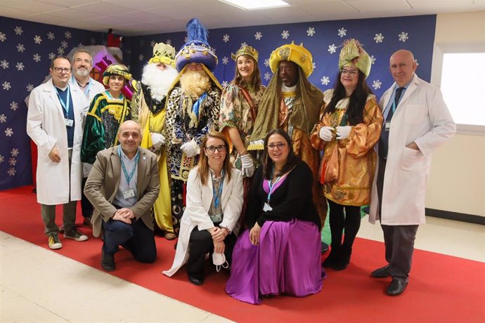 El director médico del Materno Infantil, Fernando Salgado y el director de enfermería del Hospital Regional Universitario de Málaga, Antonio Zamudio; además de los subdirectores del centro, han recibido a los Reyes Magos.