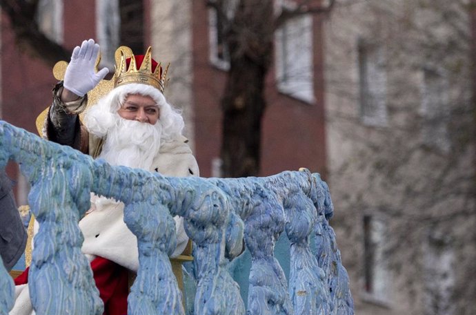 Archivo - Un Rey saluda en la Cabalgata de Reyes 2022 del distrito de Chamartín