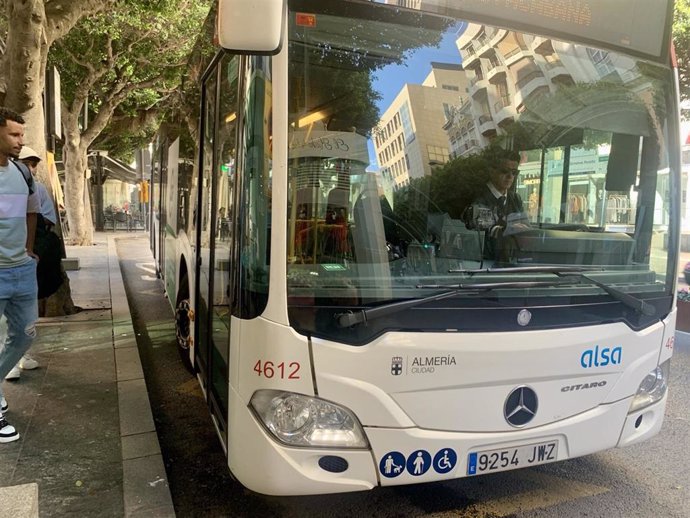 Autobús urbano estacionado en el Paseo de Almería.