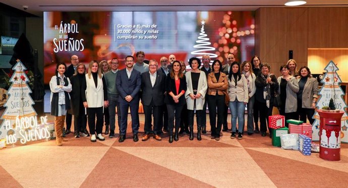 Entidades sociales y empresas colaboradoras junto con Isabel Moreno, directora territorial Ebro de CaixaBank.