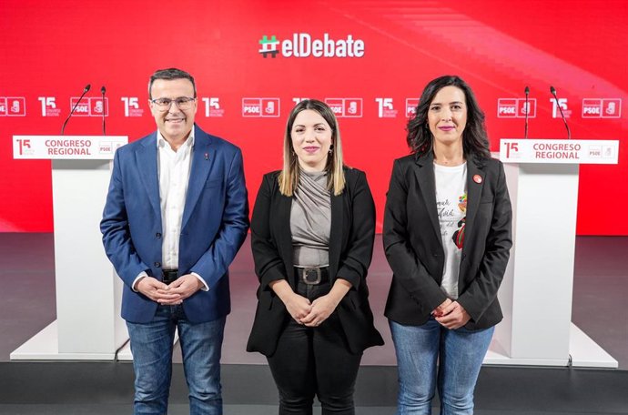 Miguel Ángel Gallardo y Esther Gutiérrez, junto a la moderadora del debate de ambos candidatos a las primarias del PSOE de Extremadura.