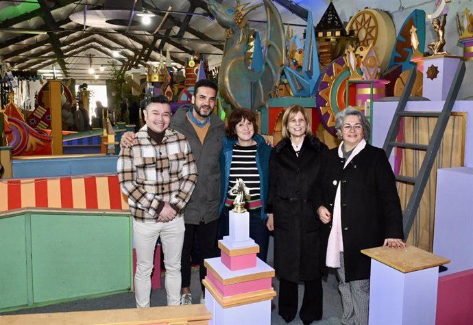 La alcaldesa de Jerez de la Frontera, María José García-Pelayo, junto a los representantes de Melchor, Gaspar y Baltasar en el Taller de Fiestas.