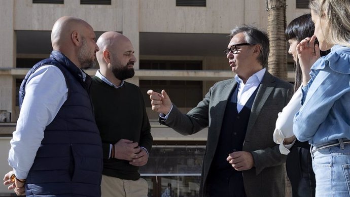 El portavoz parlamentario de Vox en Andalucía, Manuel Gavira (d), y el portavoz adjunto, Rodrigo Alonso (i), en una foto de archivo.