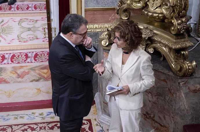 El portavoz del PNV en el Congreso, Aitor Esteban, y la vicepresidenta primera y ministra de Hacienda, María Jesús Montero, durante una sesión plenaria