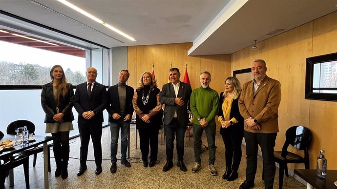 La alcaldesa de Burgos, Cristina Ayala, junto a concejales en el Desayuno Informativo del Ayuntamiento de Burgos.