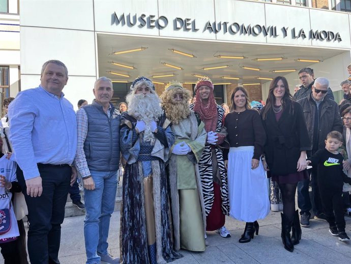 Los Reyes Magos han sido recibidos por el director del Distrito Municipal número 7 Carretera de Cádiz, Juan Carlos Giardín; por el director CDP Ciudad de los Niños de Málaga, José Eugenio Ruiz; y las codirectoras del MAM, Elvira Carrera y Mar González.