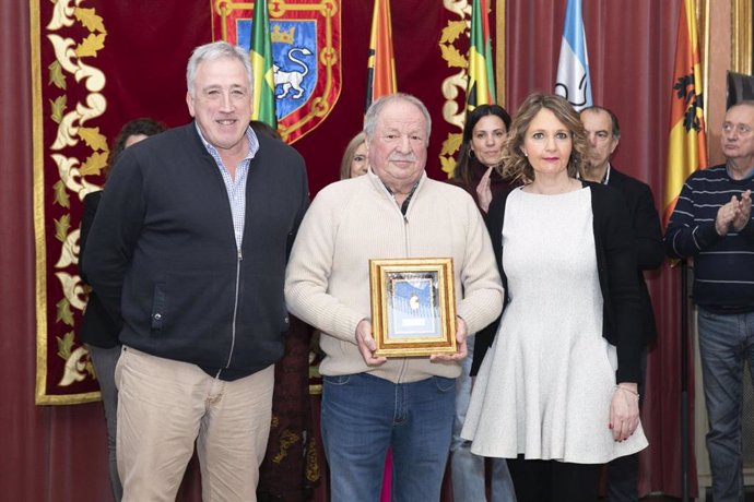 El presidente de la Asociación Navarra Amigas y Amigos del Sáhara (ANA), José Ochoa Segura, recibe el Haba de Oro 2024 de manos del alcalde Joseba Asiron y Mamen Sádaba, presidenta de la Asociación Cabalgata Reyes Magos.