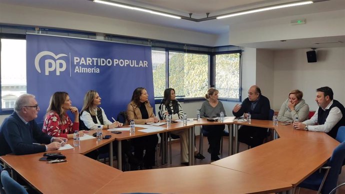 Reunión de representantes del PP encabezados por la eurodiputada Carmen Crespo con miembros del sector pesquero.