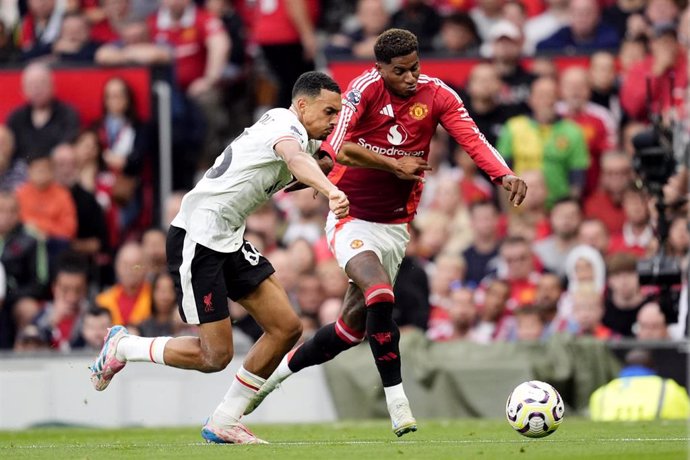 Archivo - Marcus Rashford y Trent Alexander-Arnold en el Manchester United-Liverpool de esta temporada en Old Trafford