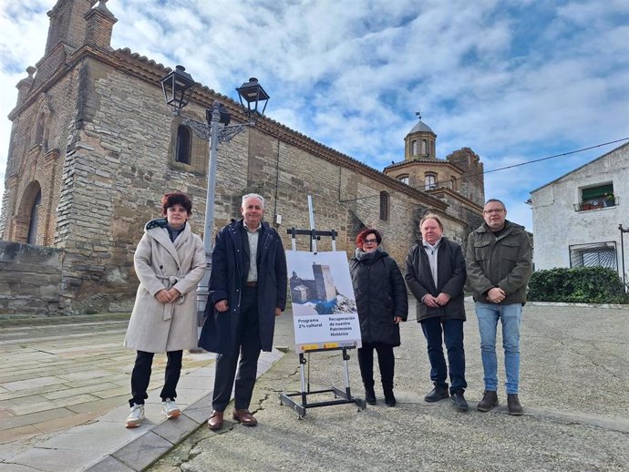 El subdelegado del Gobierno en Huesca, Carlos Campo, en su visita al Castillo de la Corona de Almudévar.