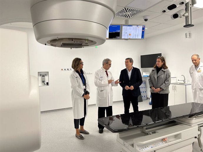 Sanidad apuesta por convertir al Hospital de La Ribera en un referente de oncología radioterápica 