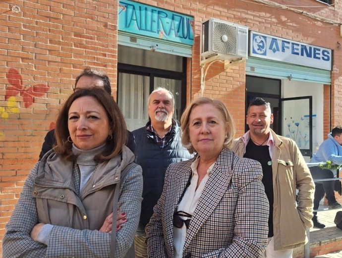 La delegada del Gobierno andaluz en Málaga visita la iniciativa ‘La Mariscal’, puesta en marcha por Afenes en la capital malagueña.