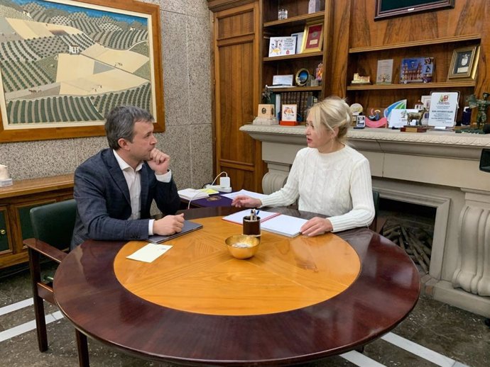 Julo Millán y María Espejo  durante la reunión del diseño del nuevo organigrama municipal