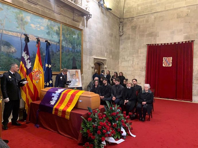 Familiares de Francesc Antich, junto al féretro, en la capilla ardiente instalada en el Consolat de Mar.