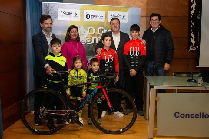 El presidente de la Diputación de A Coruña, Valentín González Formoso, participa en la presentación en Betanzos de la última etapa de la prueba ciclista 'O Gran Camiño' 2025