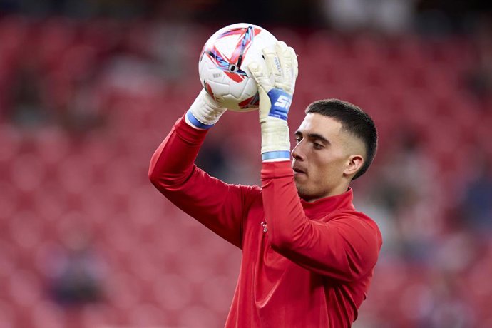 Archivo - Alex Padilla Perez of Athletic Club warms up prior to the LaLiga EA Sports match between Athletic Club and Atletico de Madrid at San Mames on August 31, 2024, in Bilbao, Spain.