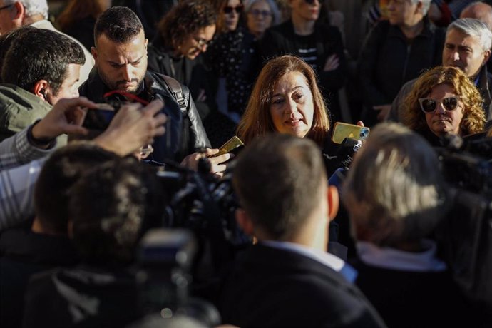 La presidenta del Congreso, Francina Armengol, acude a la capilla ardiente del expresidente del Govern Francesc Antich.