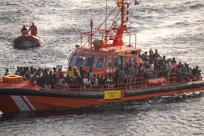 Archivo - Una lancha de Salvamento Marítimo tras el rescate de un cayuco a su llegada al Puerto de la Restinga, a 30 de noviembre de 2024, en El Hierro, Santa Cruz de Tenerife, Tenerife, Canarias (España). 