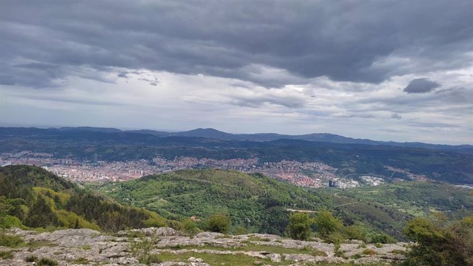 Archivo - Nubes sobre Bilbao desde el monte Pagasarri