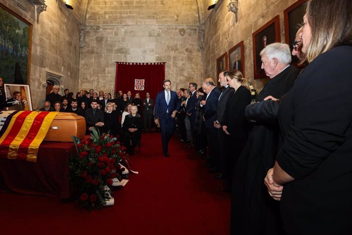 El expresidente del Govern, José Ramón Bauzà, entra a la capilla ardiente del expresidente Francesc Antich en el Consolat de Mar.