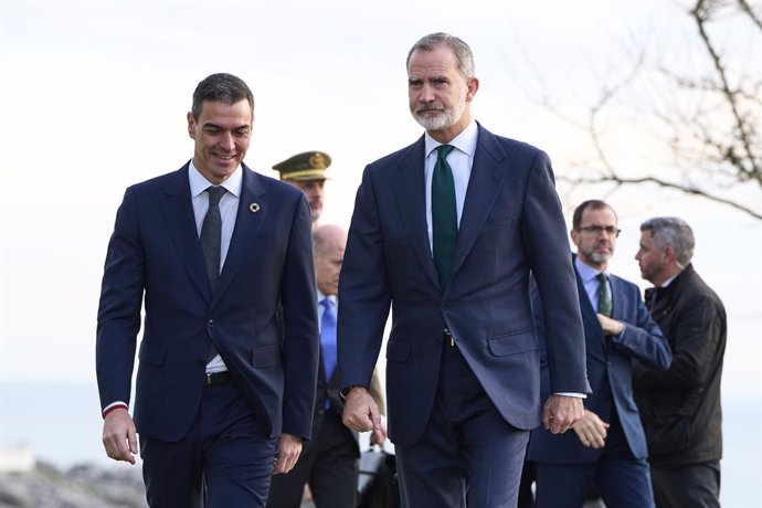 El presidente del Gobierno, Pedro Sánchez (i), y el Rey Felipe VI