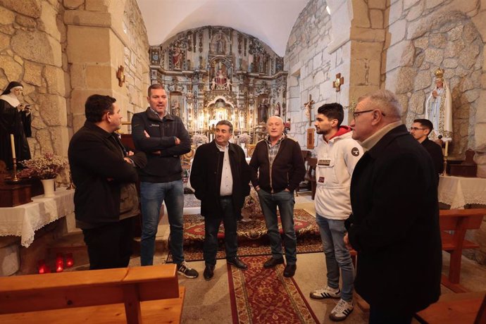 El conselleiro de Cultura, Lingua e Xuventude, José López Campos, durante su visita a la iglesia de San Pedro de Lantaño (Portas)