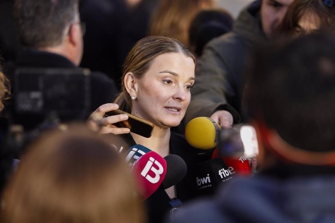 La presidenta del Govern, Marga Prohens, atiende a los medios antes de asistir a la capilla ardiente de Francesc Antich.