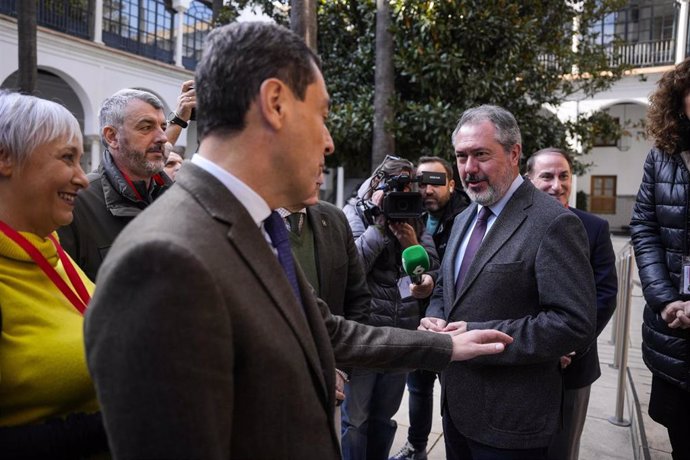 El presidente de la Junta de Andalucía, Juanma Moreno (i), saluda al portavoz del PSOE en el Senado y líder de los socialistas andaluces, Juan Espadas (d), en el Parlamento andaluz. (Foto de archivo).