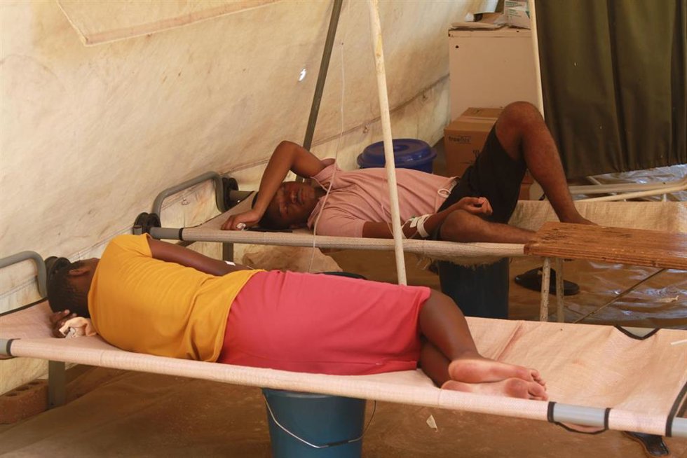 Archivo - Pacientes de cólera convalecen en Zimbabue