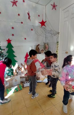 Caixabank entrega casi 1.200 regalos a niños aragoneses vulnerables con el programa 'El Árbol de los Sueños'.