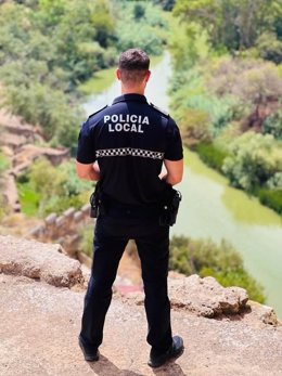 Imagen de un agente de la Policía Local de Alcalá de Guadaíra