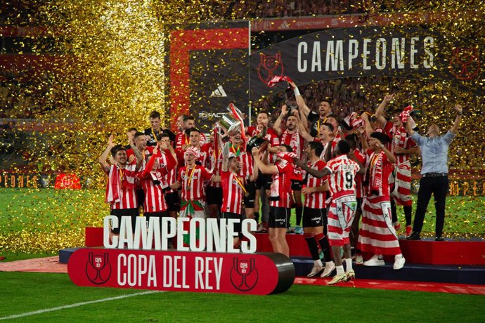 Archivo - Players of Athletic Club celebrate the victory with the trophy after winning the spanish cup, Copa del Rey, Final football match played between Athletic Club and RCD Mallorca at La Cartuja stadium on April 6, 2024, in Sevilla, Spain.