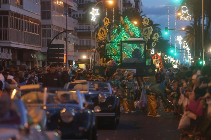 Archivo - La magia y la ilusión llenan las calles de Cádiz con la cabalgata de SSMM  los Reyes Magos.