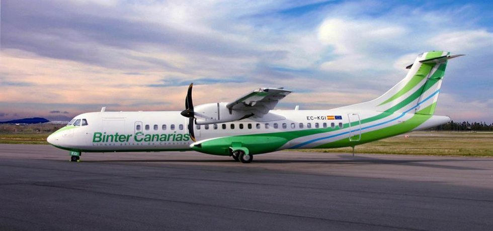 Archivo - Avión de Binter Canarias en la pista de un aeropuerto.