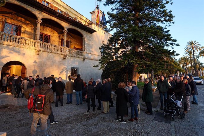 Cola de asistentes a la capilla ardiente de Fransesc Antich en el Consolat de Mar.