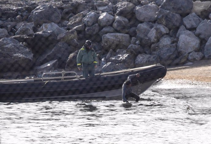 La Guardia Civil rescata a una persona migrante en la playa del Tarajal, a 3 de enero de 2025, en Ceuta