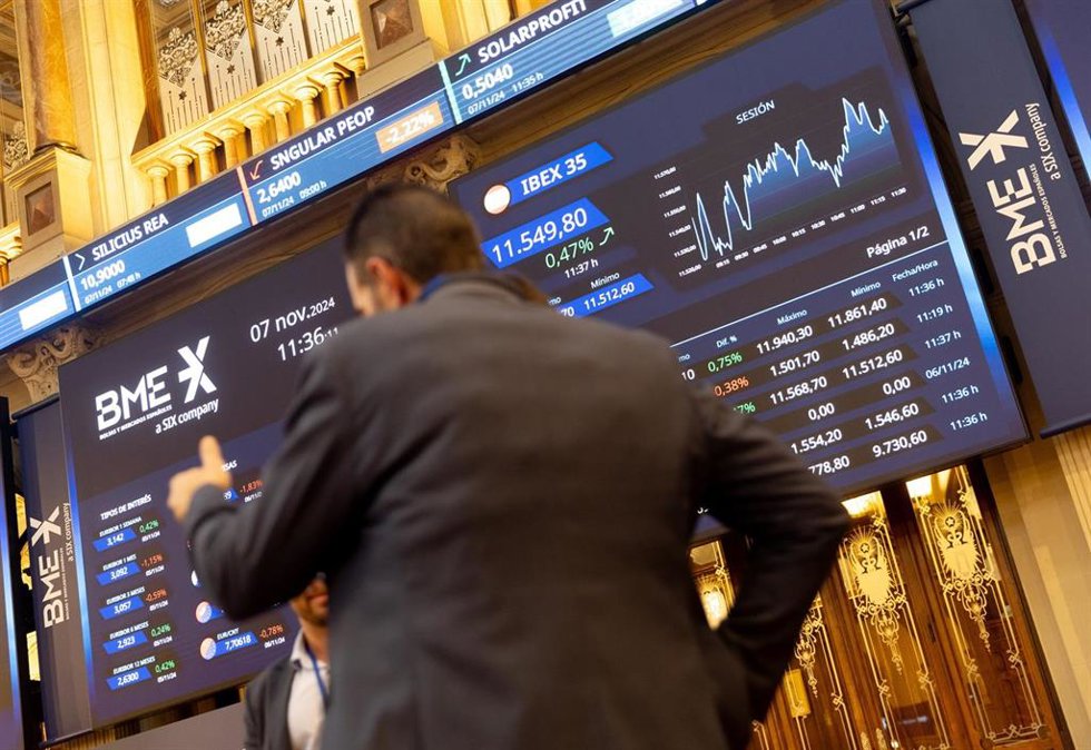Archivo - Paneles del Ibex en el Palacio de la Bolsa de Madrid, a 7 de noviembre de 2024, en Madrid (España).