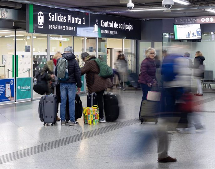 Varios personas con maletas durante la tercera operación salida por Navidad, en la estación de tren de Atocha-Almudena Grandes, a 3 de enero de 2025, en Madrid (España). Durante todo el transcurso de las celebraciones navideñas, desde el pasado 20 de dici