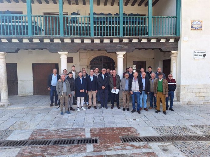 Participantes en la Mesa Nacional del Ajo que celebró su asamblea en Chinchón (Madrid).