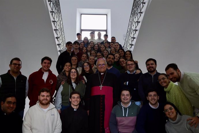 El obispo de Córdoba, Demetrio Fernández, con representantes de la Escuela Diocesana de Tiempo Libre y animación sociocultural 'Gaudium'.