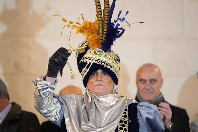 Imagen del heraldo real con las llaves de Sevilla tras su recorrido por el casco histórico de Sevilla