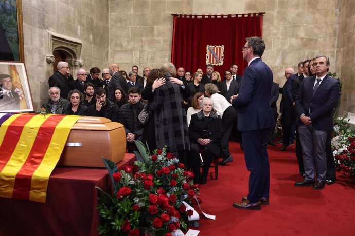 Decenas de personas dan el pésame a la mujer de Francesc Antich, Concha García, durante la capilla ardiente de Francesc Antich.