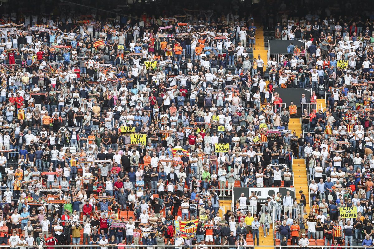 Protestas y cargas policiales en el acceso a Mestalla antes del Valencia-Real Madrid