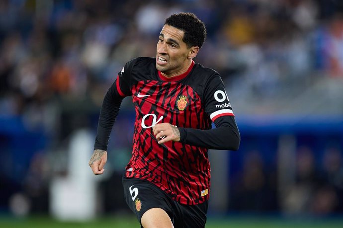 Archivo - Omar Mascarell of RCD Mallorca looks on during the LaLiga EA Sports match between Deportivo Alaves and RCD Mallorca at Mendizorrotza on November 1, 2024, in Vitoria, Spain.